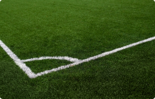 campo-de-futbol-de-cesped-artificial-con-esquina-de-linea-blanca-en-el-campo-de-futbol-verde-esquina-del-campo-de-futbol-con-marcas-blancas