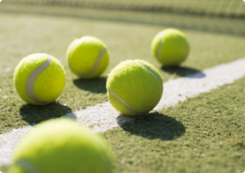 close-up-pelotas-de-tenis-en-el-suelo