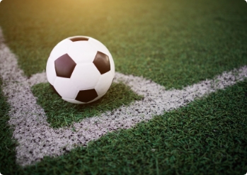 balon-de-futbol-en-la-linea-blanca-en-el-estadio