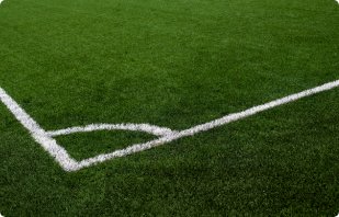 campo-de-futbol-de-cesped-artificial-con-esquina-de-linea-blanca-en-el-campo-de-futbol-verde-esquina-del-campo-de-futbol-con-marcas-blancas