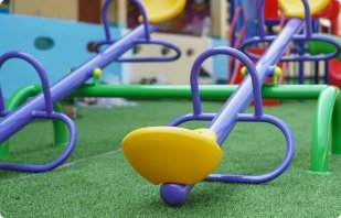 primer-plano-de-los-equipos-de-juego-al-aire-libre-en-el-patio-de-recreo