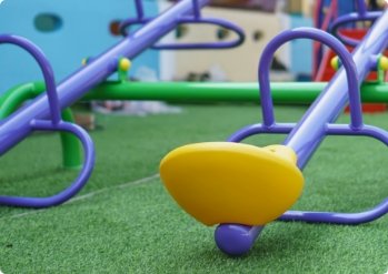 primer-plano-de-los-equipos-de-juego-al-aire-libre-en-el-patio-de-recreo