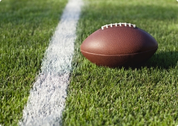 primer-plano-de-una-pelota-de-golf-en-el-cesped