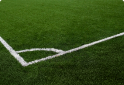 campo-de-futbol-de-cesped-artificial-con-esquina-de-linea-blanca-en-el-campo-de-futbol-verde-esquina-del-campo-de-futbol-con-marcas-blancas