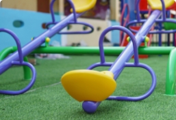 primer-plano-de-los-equipos-de-juego-al-aire-libre-en-el-patio-de-recreo